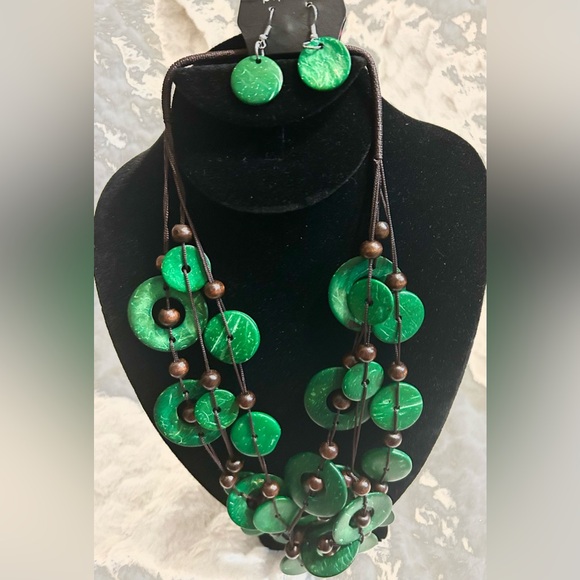 paparazzi Jewelry - Paparazzi South Beach Green Necklace and earrings.